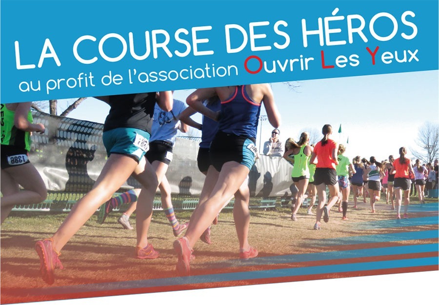 Affiche de la Course des Héros au profit d'Ouvrir les Yeux. Il est écrit "La Course des Héros au profit d'Ouvrir Les Yeux", en blanc sur fond bleu. Le premières lettres d'Ouvrir Les Yeux sont en rouge. En dessous du texte se trouve une image de personnes en pleine course.