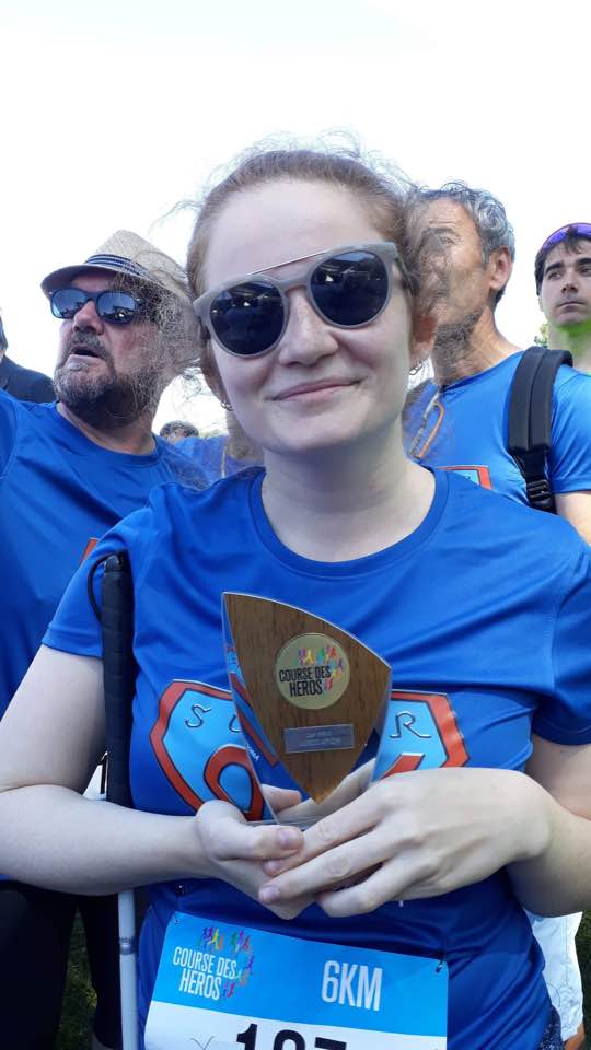 Photo de Lucie avec un trophée pendant la Course des Héros.