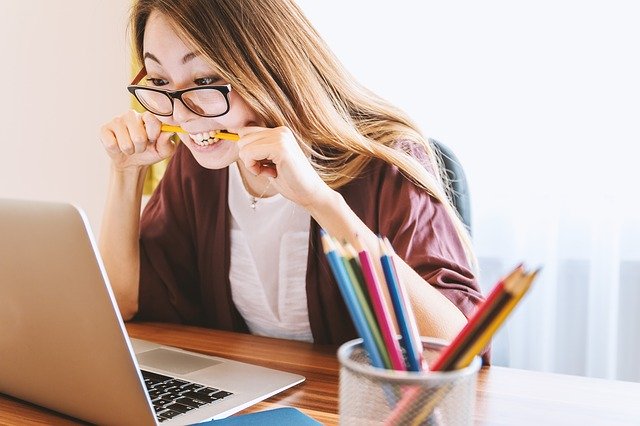 Photo d'une adolescente devant un ordinateur.