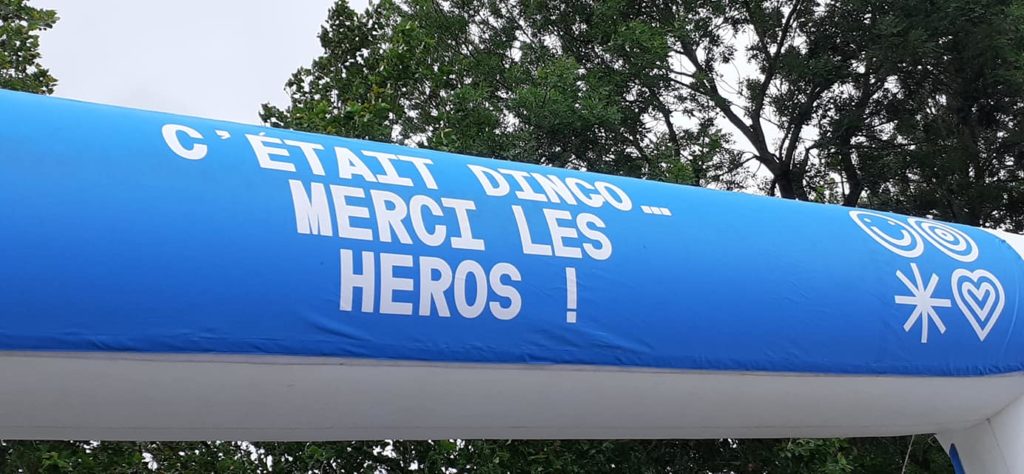 Arrivée de la Course des Héros de Nantes 2021. Il est écrit "C'était dingos.... Merci les héros !"