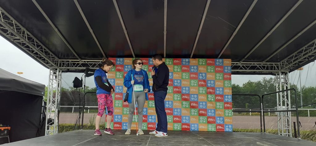 Photo de Lucie su rle podium lors de la Course des Héros 2021